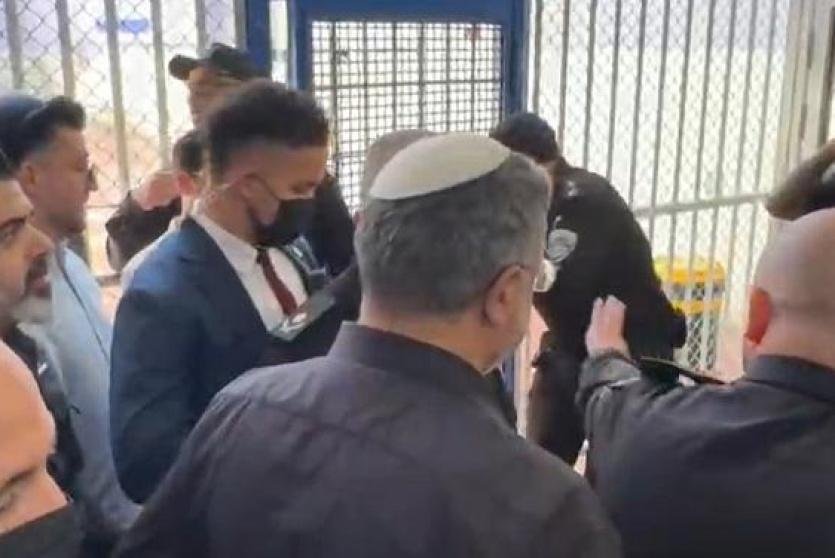 حماس: التنكيل الإسرائيلي بأسرى سجن عوفر "جريمة حرب جديدة"