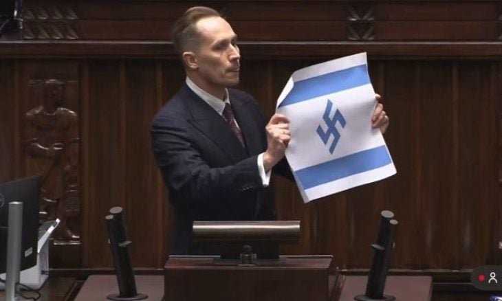 نائب بولندي يهاجم إسرائيل في البرلمان ويتهمها بالإبادة الجماعية