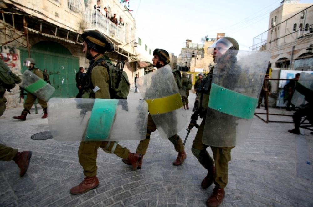 الاحتلال يجبر اصحاب المحال التجارية في باب العامود  على اغلاق ابوابها 