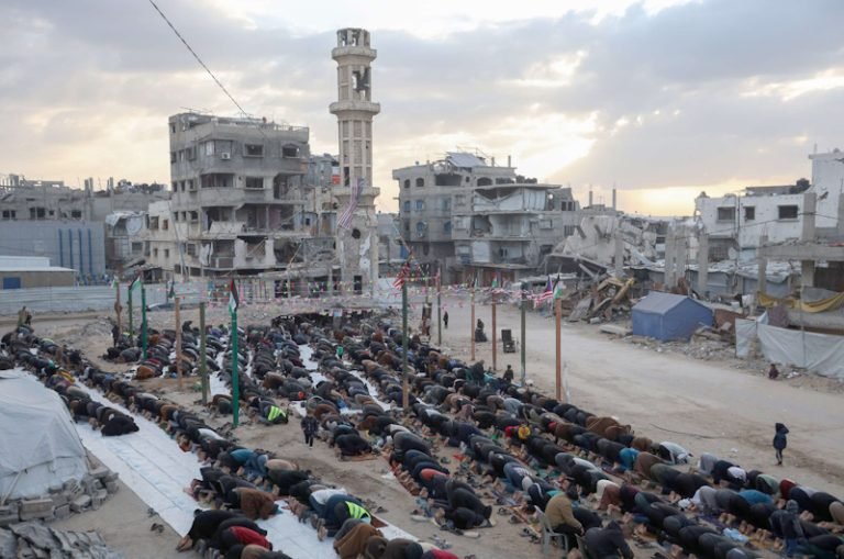 مئات المصلين  يؤدون صلاة العيد في غزة  فوق أنقاض المساجد