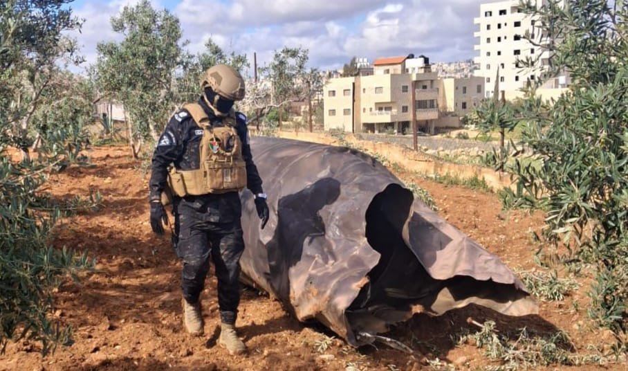 الشرطة تتلف جسماً مشبوهاً وتتعامل مع شظايا صاروخية في بيرزيت 