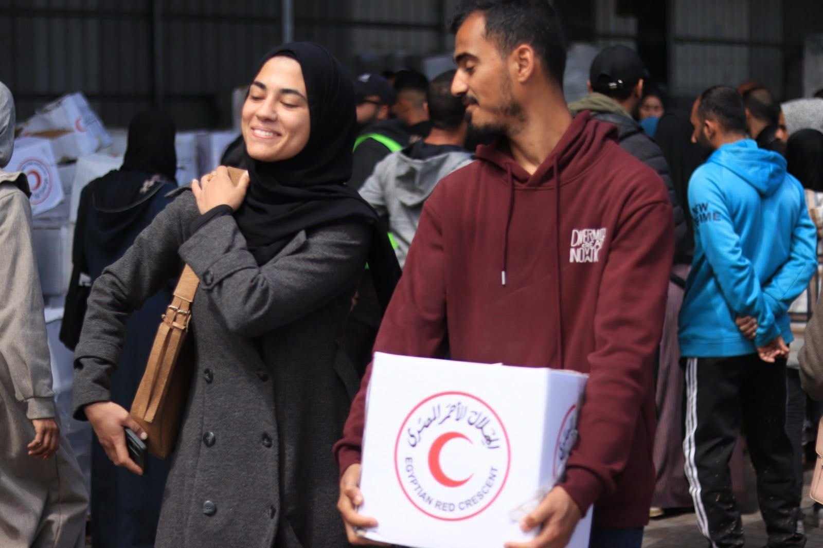  الهلال الاحمر المصري: من الإيد للإيد الأمانة تصل مُحملة بدفء المحبة والأمل لاهلنا بالقطاع 
