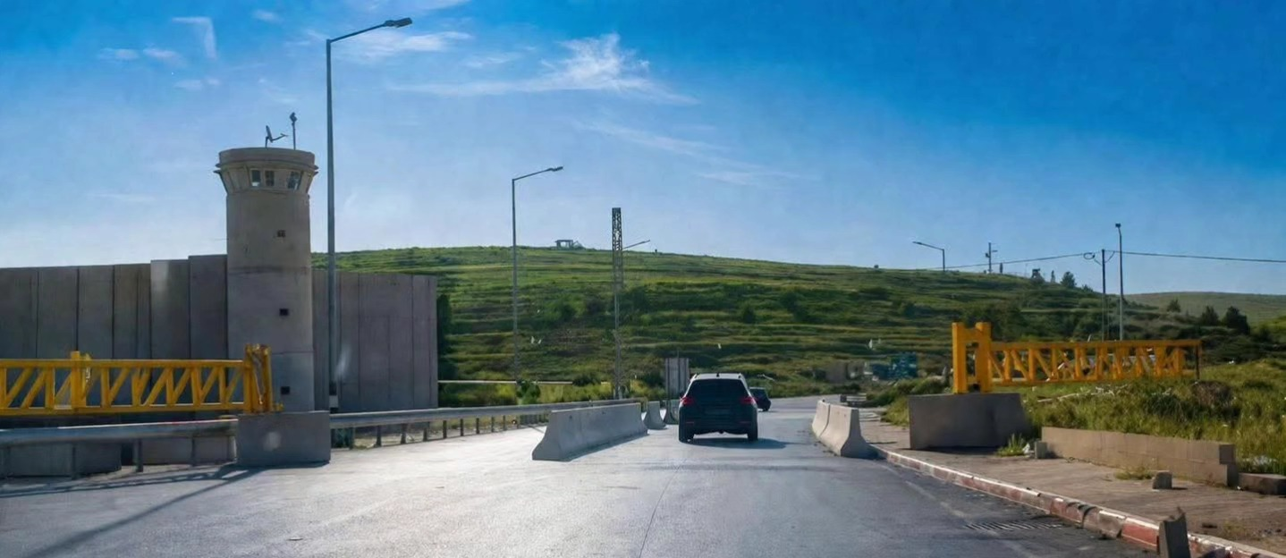 الاحتلال ينصب بوابة جديدة عند  المدخل الشمالي للبيرة