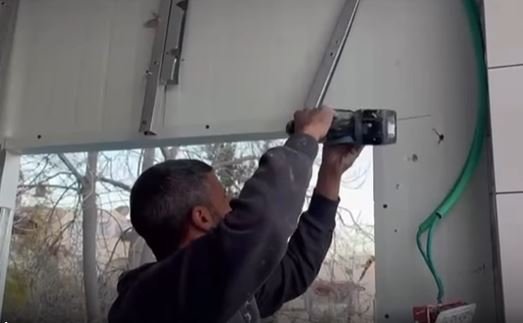 الاحتلال يرغم المواطن علي سواحره ونجله على هدم منزلهما في جبل المكبر