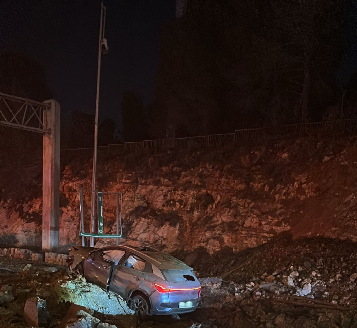 إصابة مواطن إثر سقوط شظايا صاروخ في مدينة القدس 