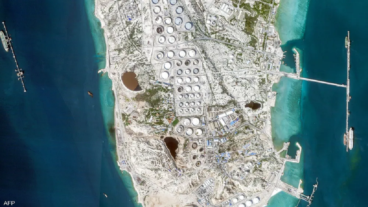 وول ستريت جورنال:  خشية من خسائر فادحة.. ترامب لا يدعم الاستيلاء على جزيرة خرج الإيرانية 