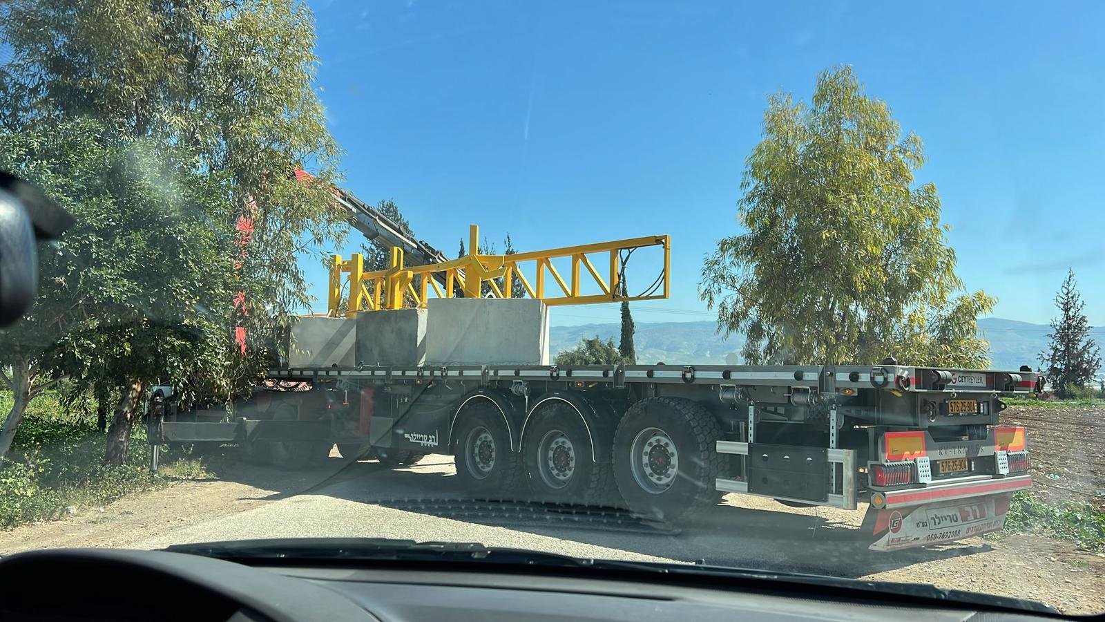 الاحتلال ينصب بوابة حديدية عند مدخل قريتي بردلة وكردلة