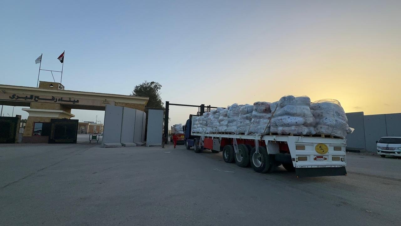 الهلال الأحمر المصري يطلق قافلة «زاد العزة» 147 إلى غزة