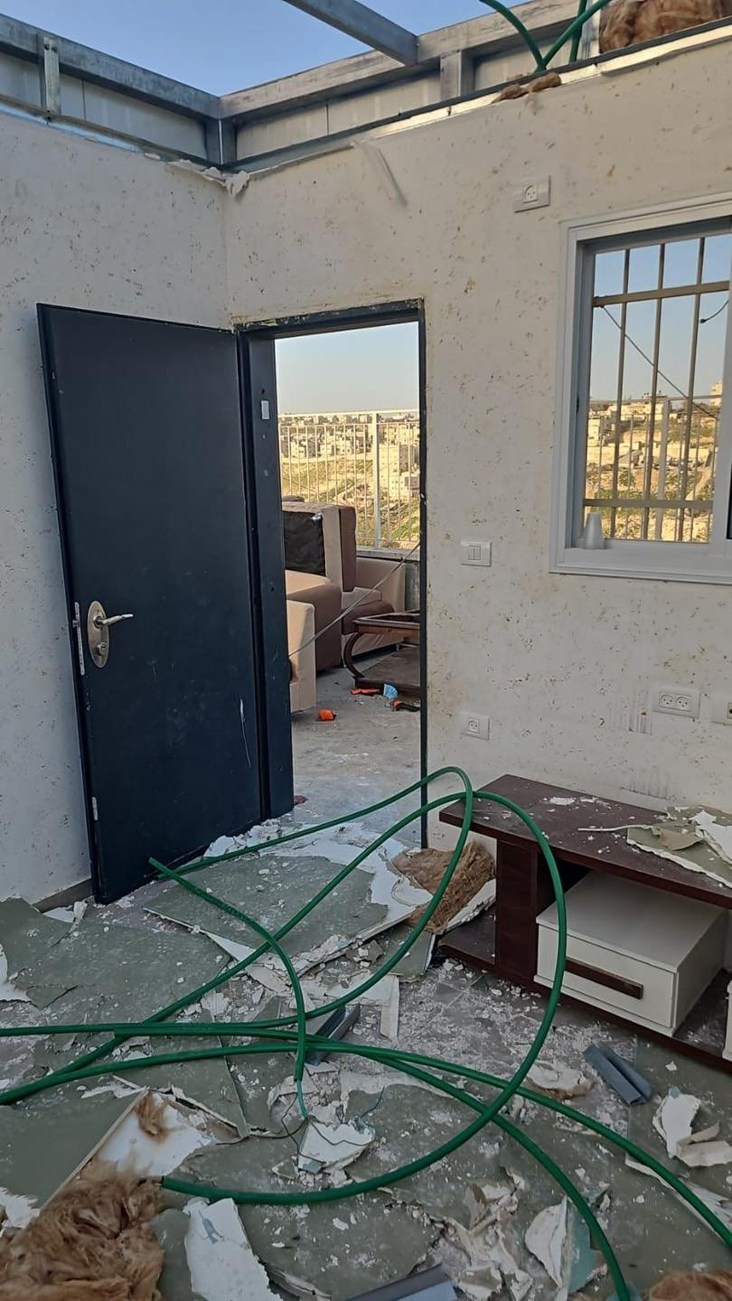 الاحتلال يجبر عائلة خضر على هدم منزلها في صور باهر