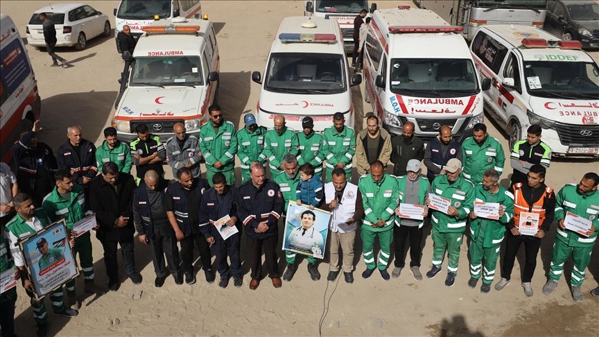 وقفة في غزة  تنديدا بانتهاكات إسرائيل بحق الأسرى من الكوادر الطبية