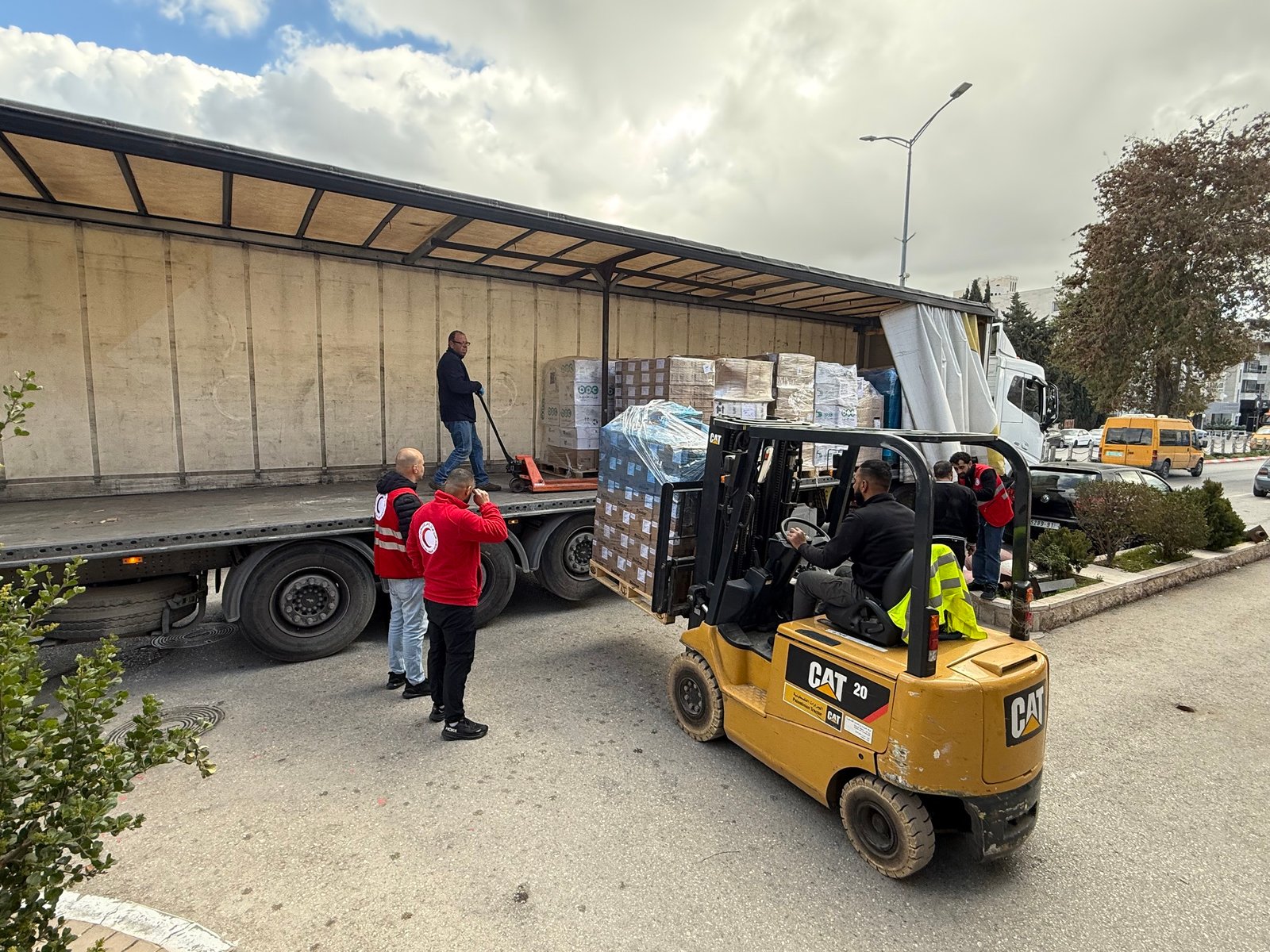 الهلال الأحمر يسير 9 شاحنات محملة بأكثر من 3 ملايين وحدة دواء لإنقاذ الوضع الصحي بغزة