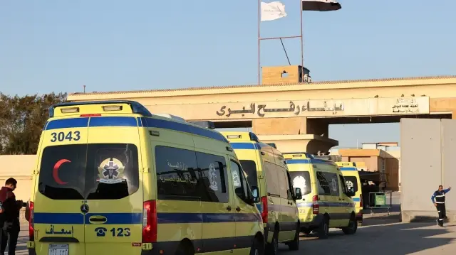 محدث: الهلال الأحمر يتمكن من  إجلاء 15 مريضا و31 مرافقا عبر معبر رفح