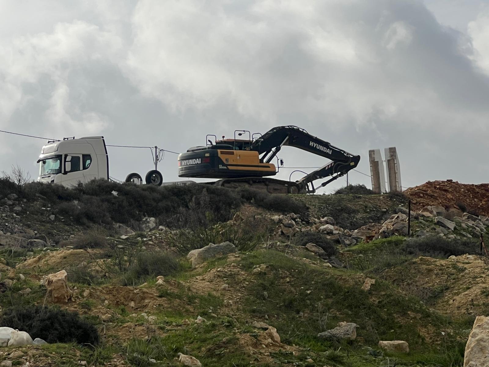 الاحتلال يهدم منشأة زراعية وأسوارا ويجرف أراضي في  الجديرة