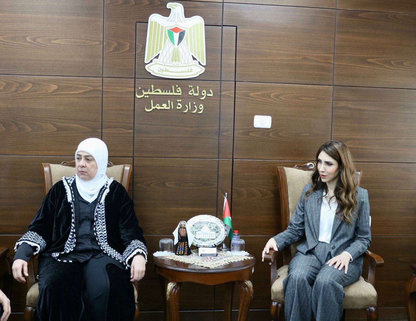 وزيرة العمل تبحث مع محافظ محافظة رام الله والبيرة أوضاع العمال والأسرى 