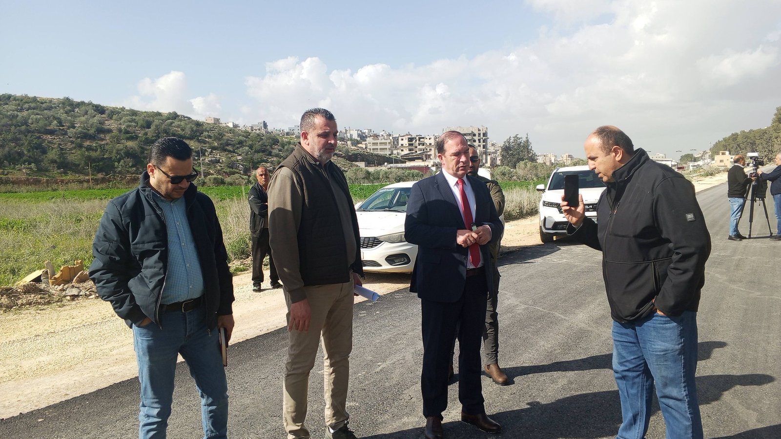  كميل يتفقد اعمال المرحلة الأولى من تعبيد شارع الاحراش المدخل الشرقي المؤقت لطولكرم 