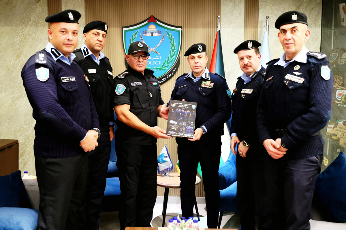 اللواء علام السقا يتسلم التقرير السنوي للإحصائيات والإنجازات لشرطة محافظة نابلس لعام 2025