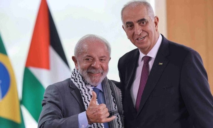 الرئيس البرازيلي يرتدي الكوفية الفلسطينية خلال مراسم دبلوماسية