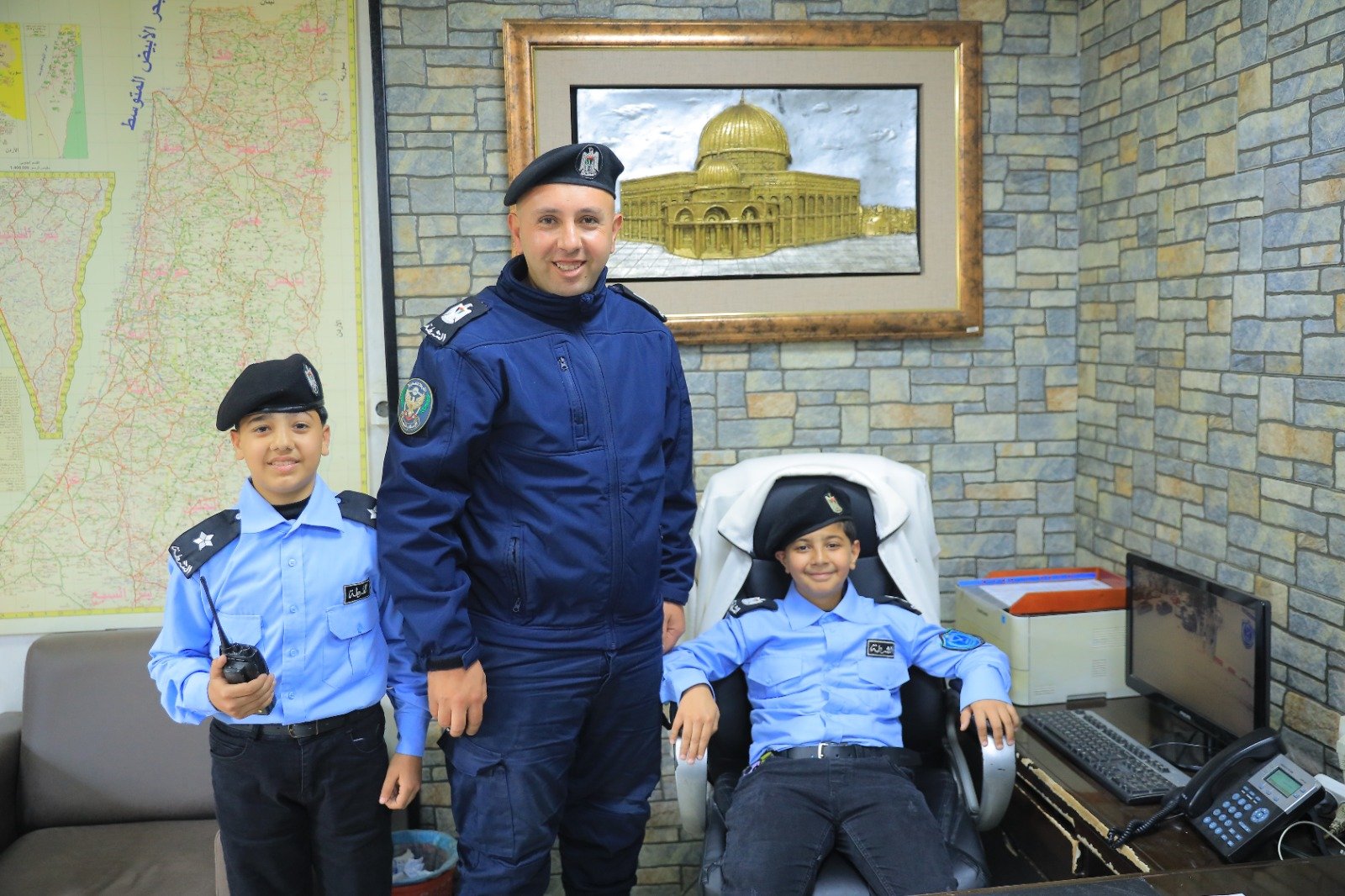 الشرطة المجتمعية تستجيب لحلم طفلين بأن يكونا رجال شرطة بنابلس
