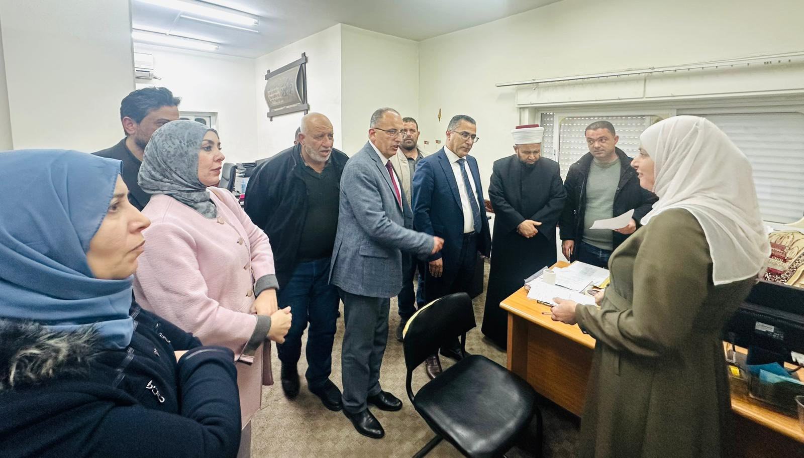 وزير الأوقاف يتفقد آلية تسجيل الحج في مديرية رام الله والبيرة