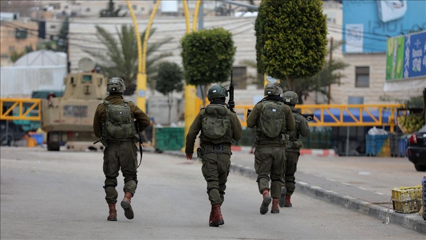 جيش الاحتلال  يغلق وسط الخليل ويوسع مناطق سيطرته فيها