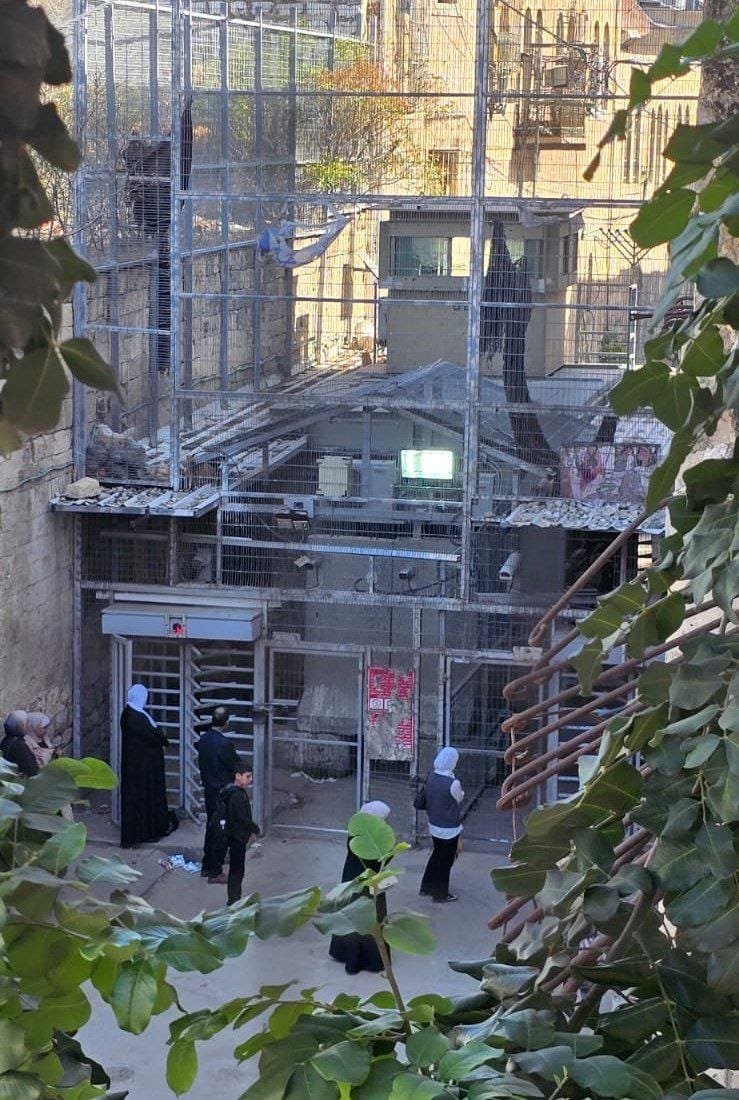 الاحتلال يواصل للأسبوع الثاني إغلاق مدخل شارع الشهداء وسط الخليل