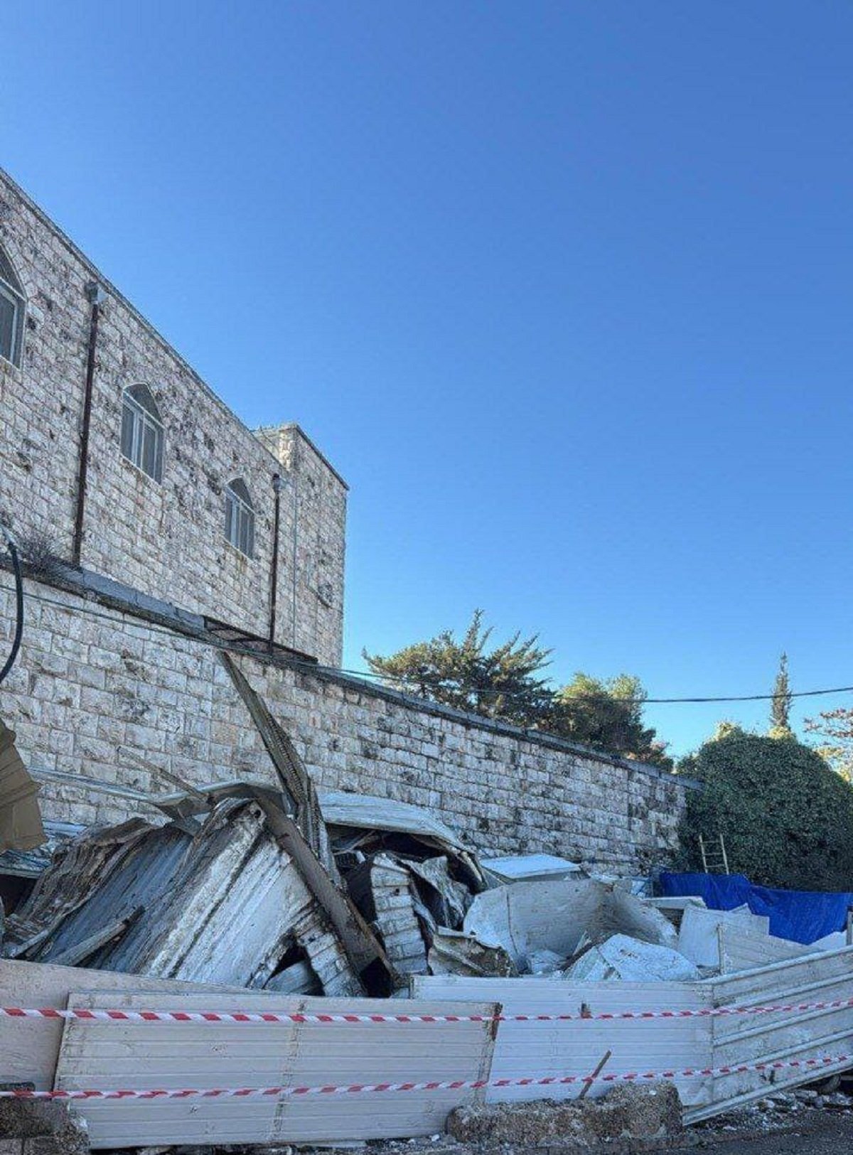 الاحتلال يهدم محلا تجاريا وأسوارا في سلوان