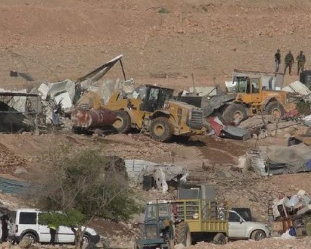 الاحتلال يجرف مشطبا للمركبات في قلنديا 