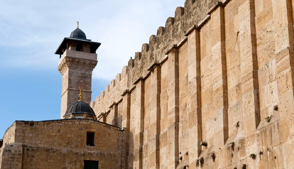 الاحتلال يقرر ابعاد مدير ورئيس سدنة الحرم الابراهيمي عنه لمدة 15 يوما 