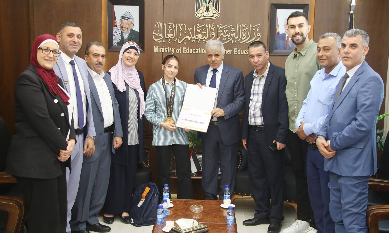 وزير التربية والتعليم العالي يكرم بطلة آسيا في رياضة "المواي تاي"