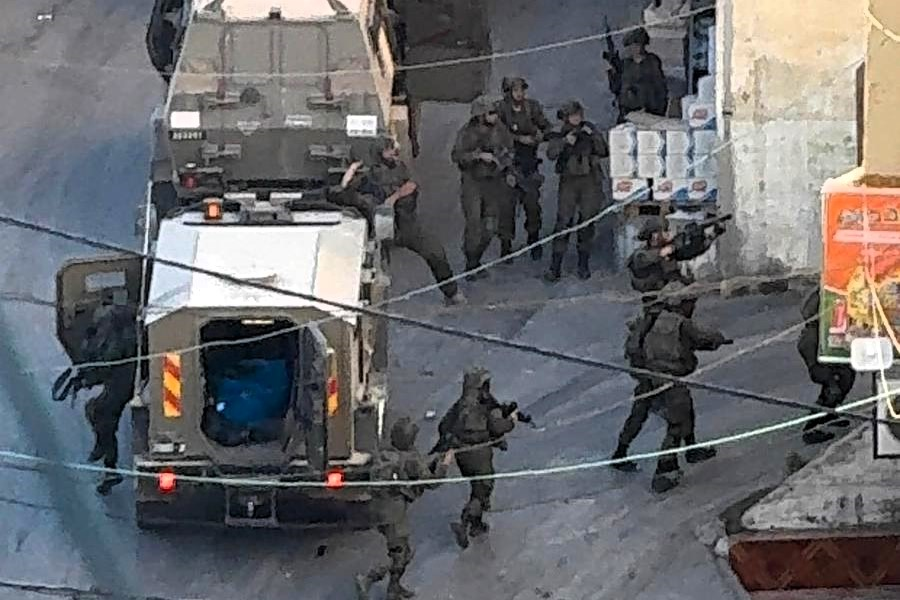 إصابة طفل وشاب برصاص الاحتلال الحي واعتقال آخرين من الظاهرية