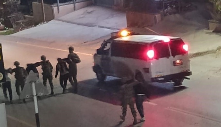 الاحتلال يقتحم قرية مسحة  ويحتجز عددا من الشبان