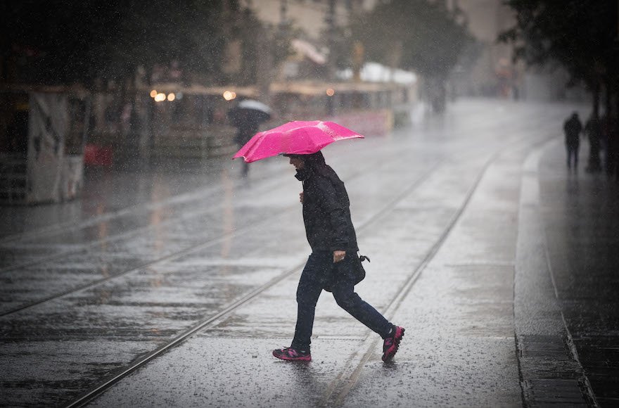 الطقس: انخفاض على درجات الحرارة وأمطار متفرقة 