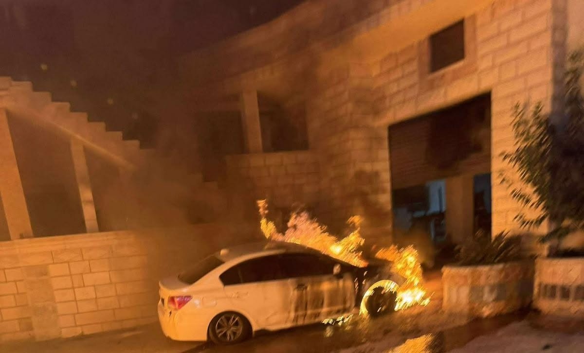 مستوطنون يضرمون النيران في 3 مركبات في دير دبوان