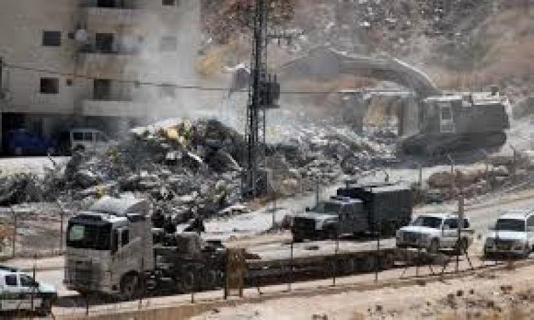 جرافات الاحتلال تهدم مساكن في بلدة عناتا 