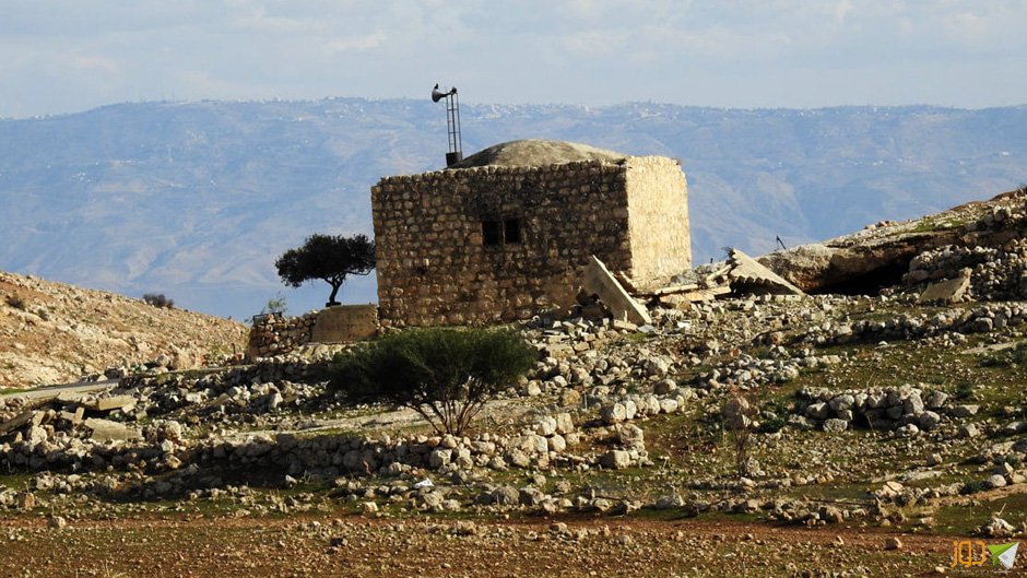 مستوطنون يدمرون محتويات مسجد خربة طانا 