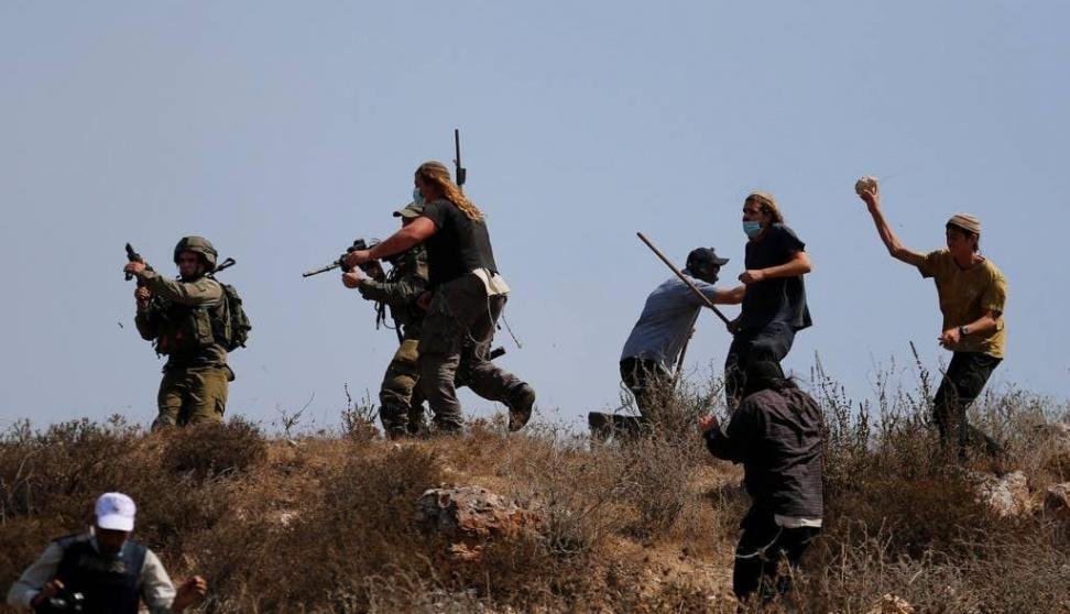 إصابة مسنة وحفيدها ومتضامنتين أجنبيتين في اعتداء للمستوطنين بالمغير