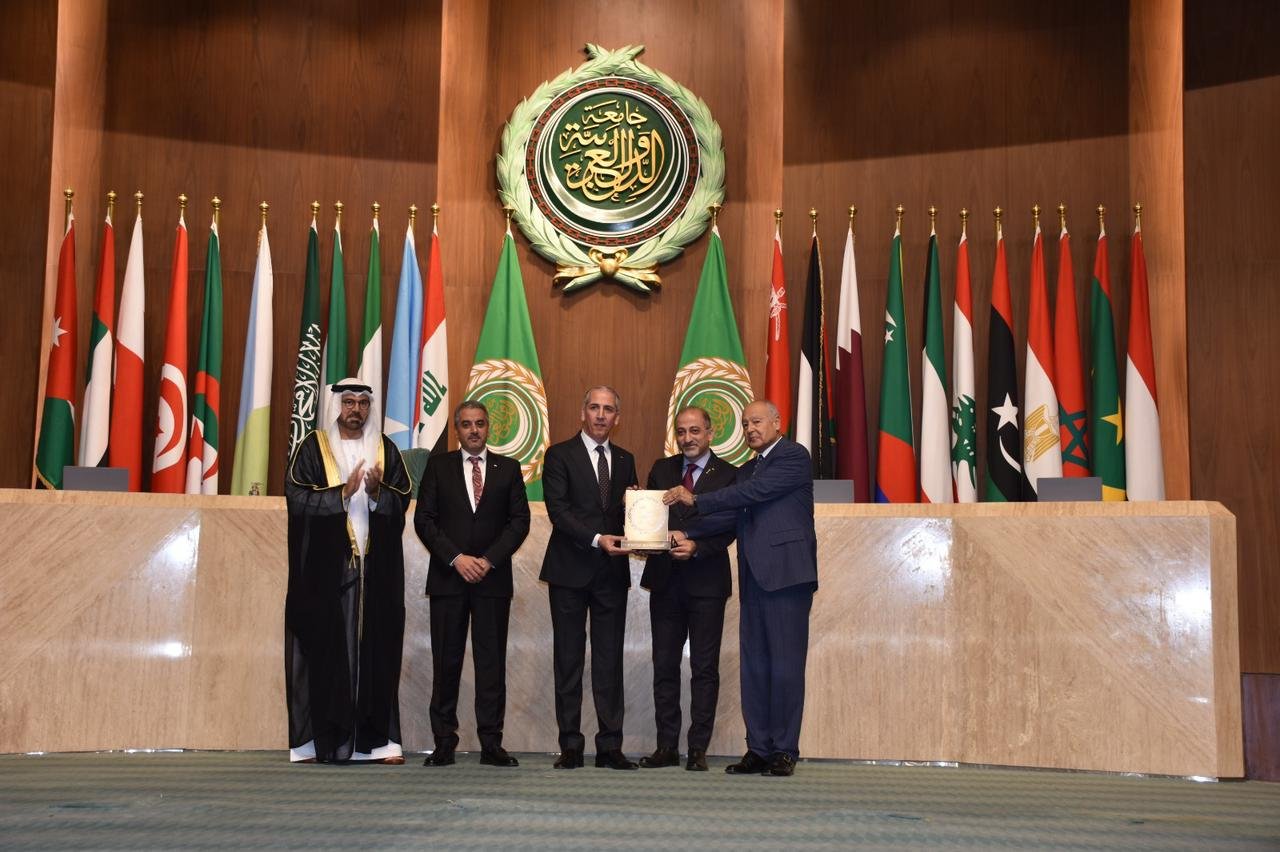 وزارة الصحة تحصل على جائزة التميز الحكومي العربي بالقاهرة