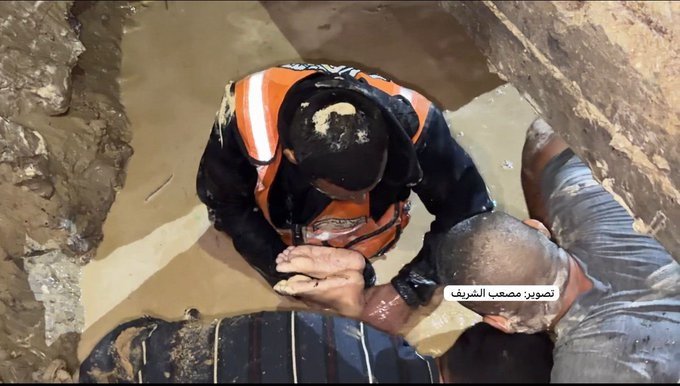 الدفاع المدني في غزة ينتشل جثمان طفل غرق في بئر 