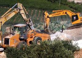 مستوطنون يستولون على جرافة ويعتدون على سائقها في عقربا ويحتجزونه