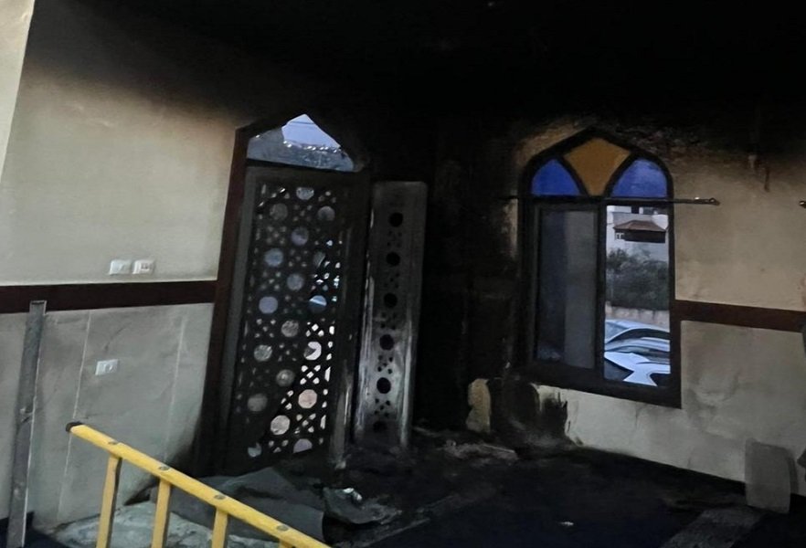 مستوطنون يقتحمون مسجدا في دير بلوط 