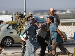 الاحتلال ينكل بشابين ويصدم مركبة في الخليل 