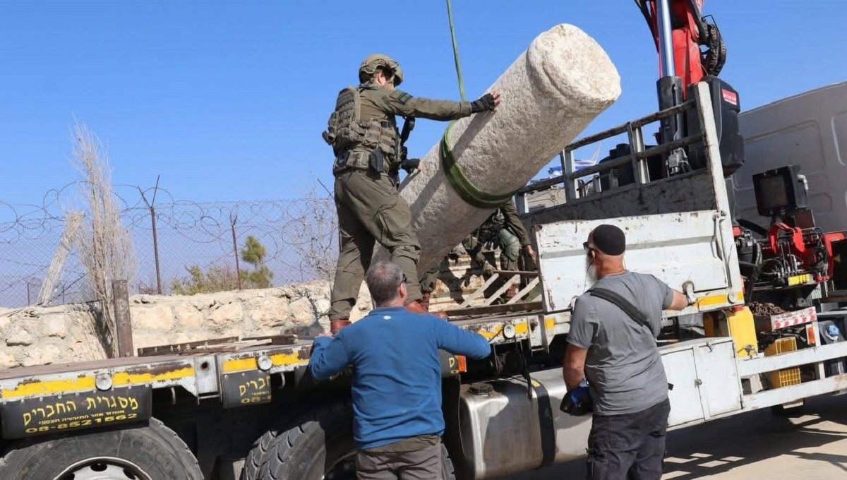 وزارة السياحة والاثار تدين سرقة الاحتلال الاعمدة الاثرية من خربة البرج