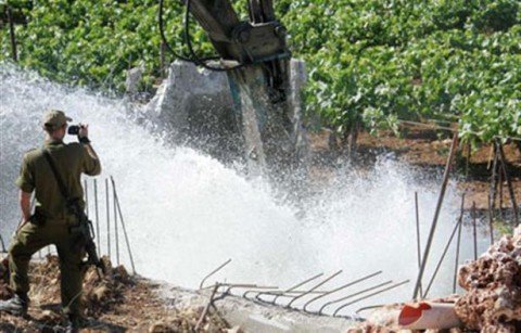 مستوطنون يدمرون بيتا بلاستيكيا وبئرا للمياه في منطقة خلايل اللوز