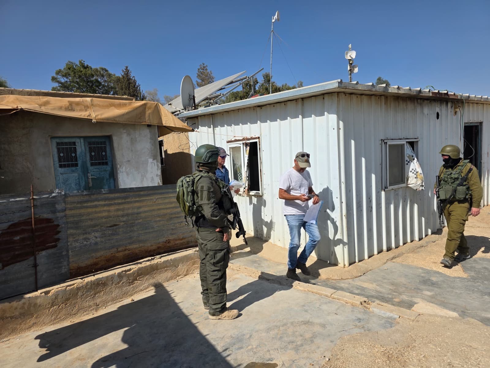 الاحتلال يُخطر بهدم 14 منزلا ومركزا صحيا ومجتمعيا  في "أم الخير" 