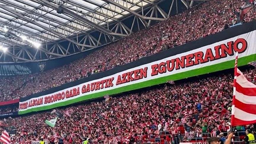 مشجعو أتلتيك بلباو يرفعون لافتة داعمة لفلسطين في دوري أبطال أوروبا