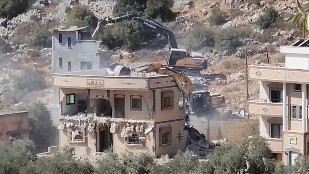 الاحتلال يهدم ثلاثة منازل مأهولة بالسكان في بروقين