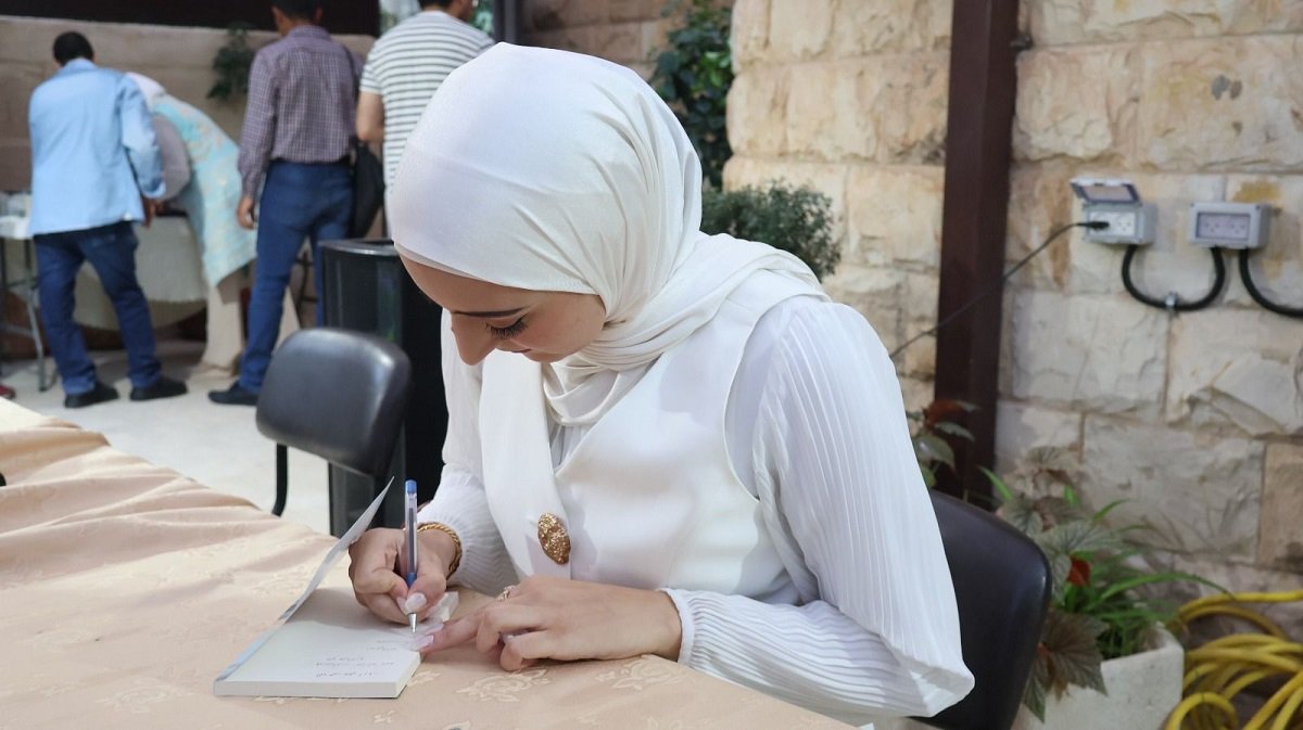 توقيع رواية "شرفة الرمال" للروائية منى بشناق