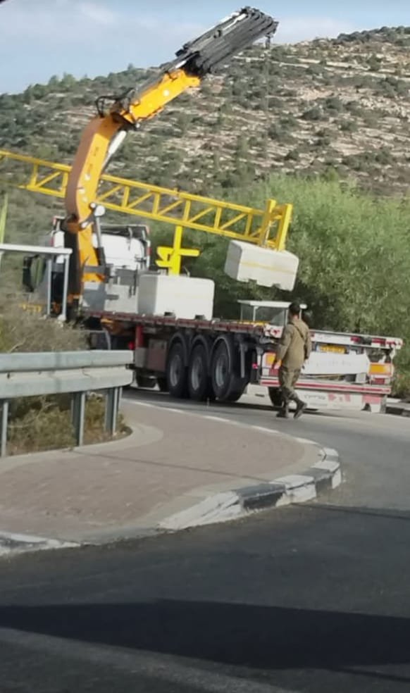 الاحتلال ينصب بوابة حديدية عند مدخل روابي