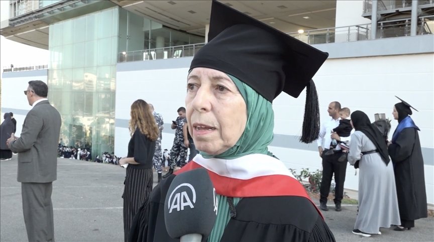  لبنانية بعمر 74 عاما تحقق حلمها بتخرجها من كلية الفنون والعمارة 