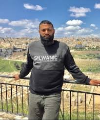 الاحتلال يسلم أسيرا مقدسيا محررا قرارا بالإبعاد عن "الأقصى"